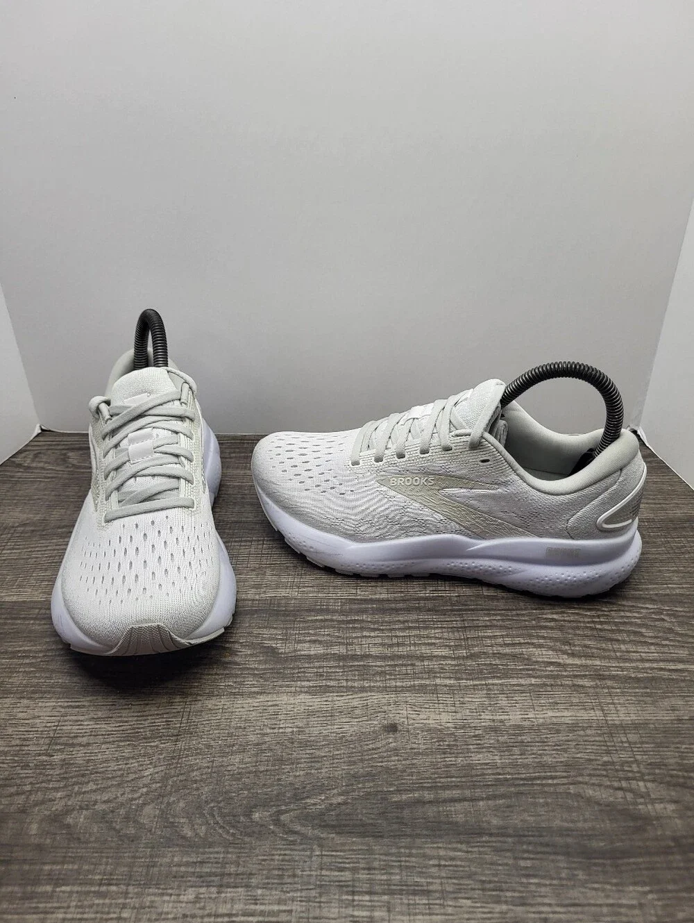 Brooks Women's Ghost 16 1204071B151 White Running Shoes Size 6.5 B Sneaker